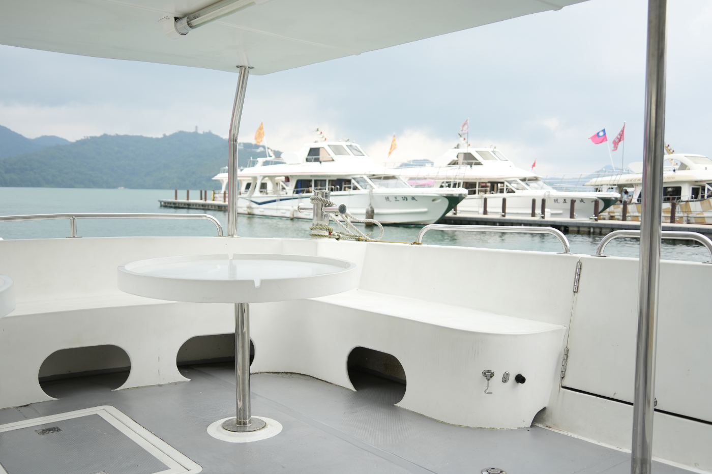 後座區
*此為示意圖,船隊船隻眾多,不一定為出船為照片船隻,內裝、外觀類似。
日月潭遊湖推薦|日月潭包船推薦|日月潭搭船|日月潭遊艇|日月潭船票